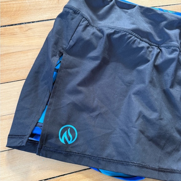 Ink burn skort black with blue patterned shorts - Picture 2 of 8